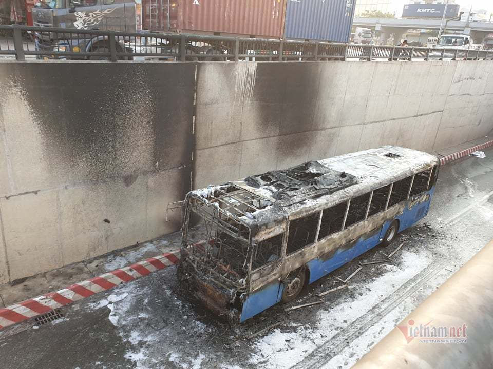 Xe buýt cháy dữ dội trong hầm chui ở Sài Gòn