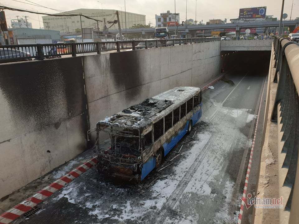 Xe buýt cháy dữ dội trong hầm chui ở Sài Gòn