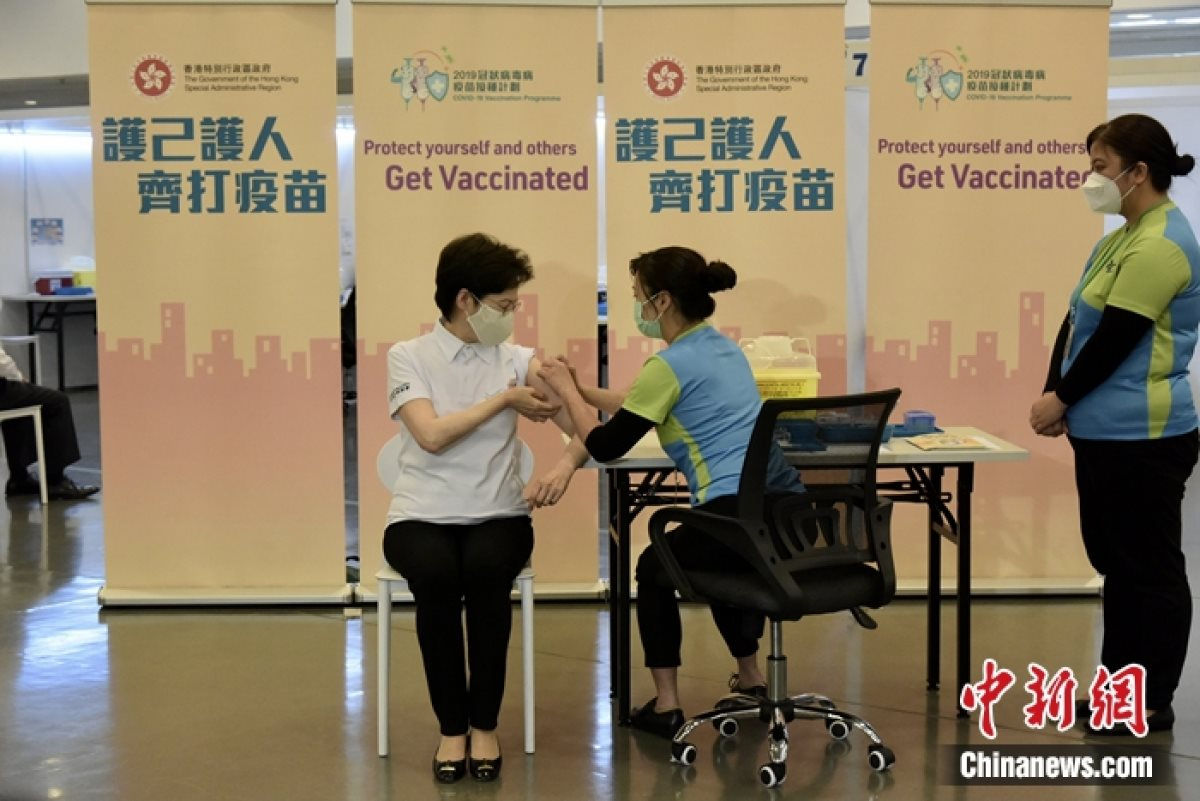 ba_lam_trinh_nguyet_nga_tiem_vaccine_covid-19._anh_chinanews.jpg