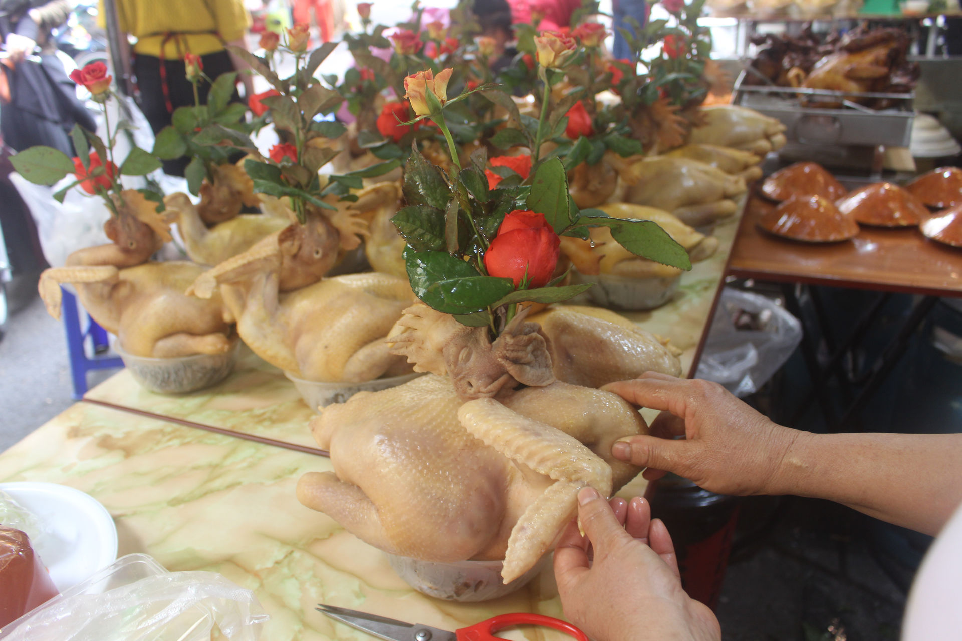 Gà ngậm hoa hồng đắt khách tại chợ nhà giàu Hà Nội ngày Rằm tháng Giêng - 5
