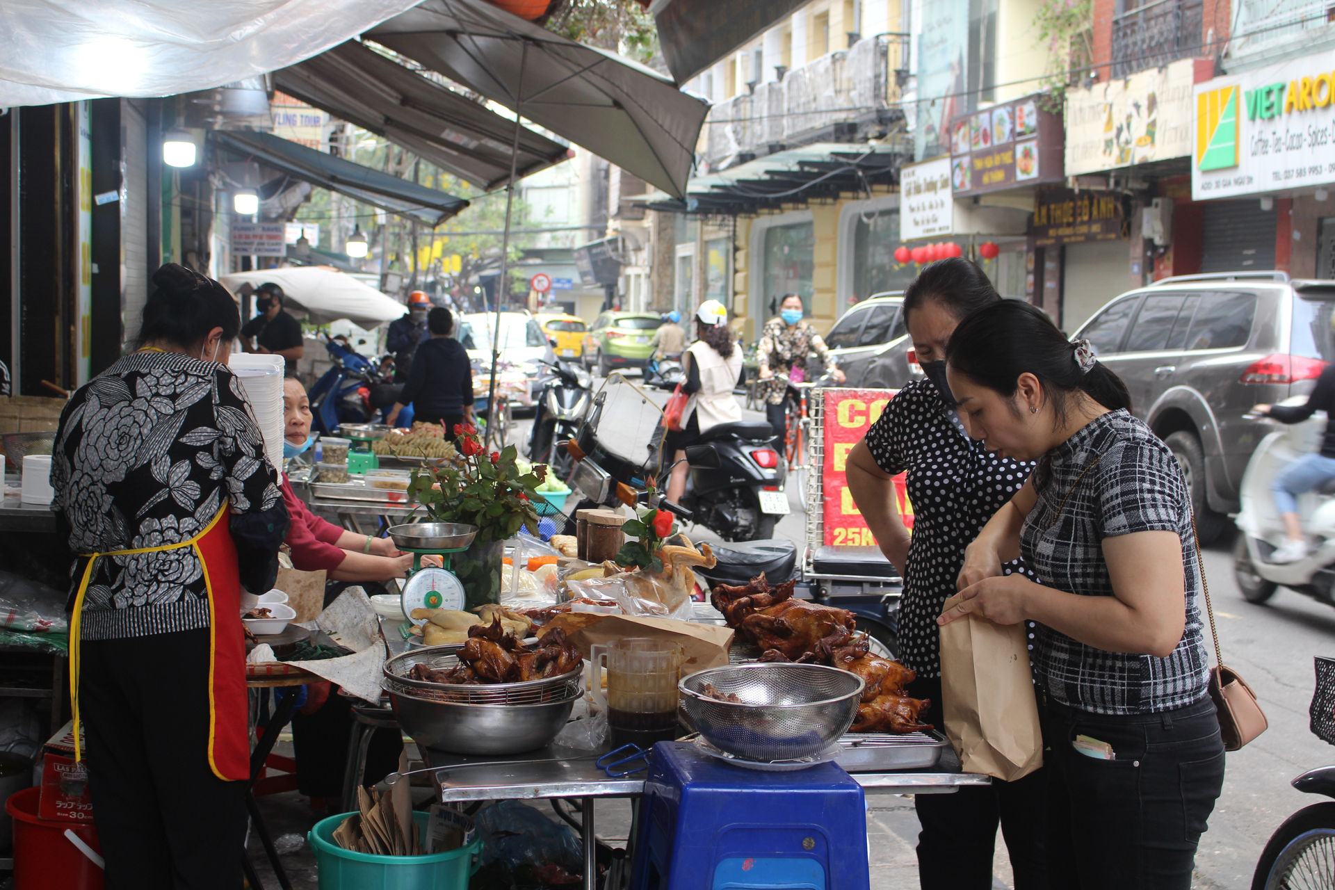 Gà ngậm hoa hồng đắt khách tại chợ nhà giàu Hà Nội ngày Rằm tháng Giêng - 12