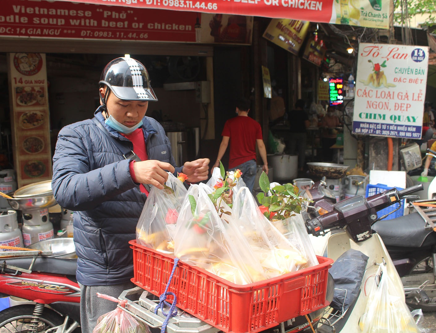 Gà ngậm hoa hồng đắt khách tại chợ nhà giàu Hà Nội ngày Rằm tháng Giêng - 10