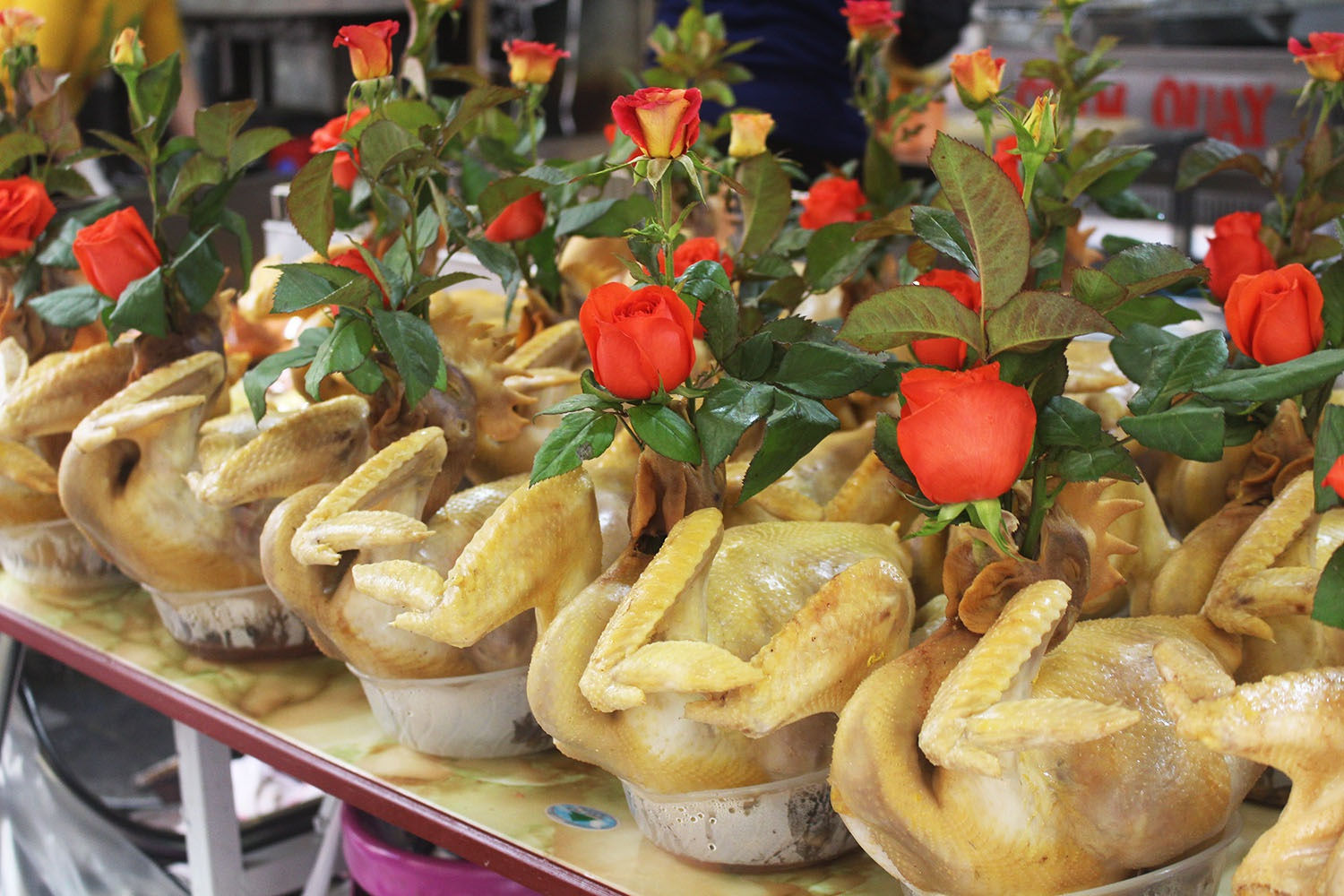 Gà ngậm hoa hồng đắt khách tại chợ nhà giàu Hà Nội ngày Rằm tháng Giêng - 3