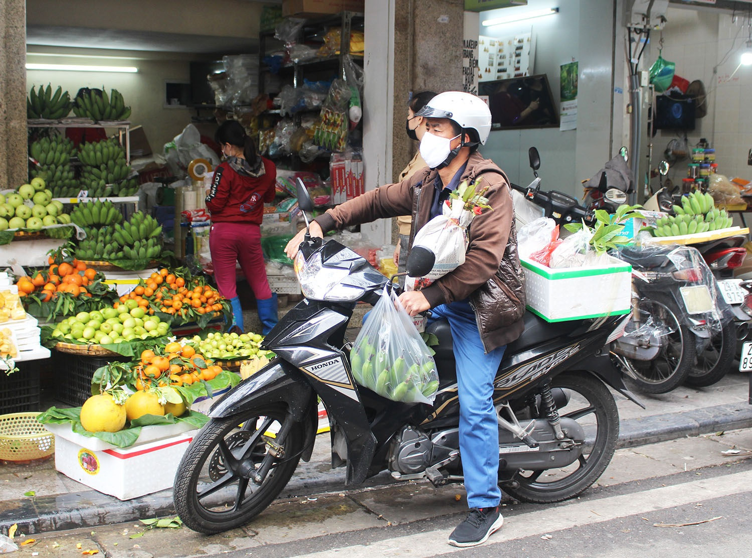 Gà ngậm hoa hồng đắt khách tại chợ nhà giàu Hà Nội ngày Rằm tháng Giêng - 14