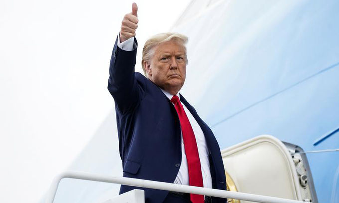 Cựu tổng thống Mỹ Donald Trump lên Không Lực Một tại sân bay không quân Andrews, bang Maryland, hồi tháng 7/2020. Ảnh: Reuters.