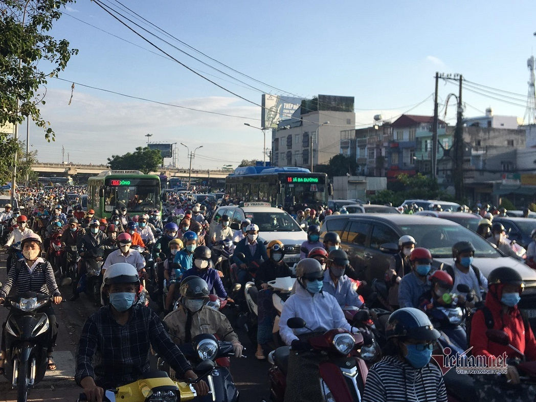 Đường Sài Gòn kẹt không lối thoát ngày học sinh quay lại trường