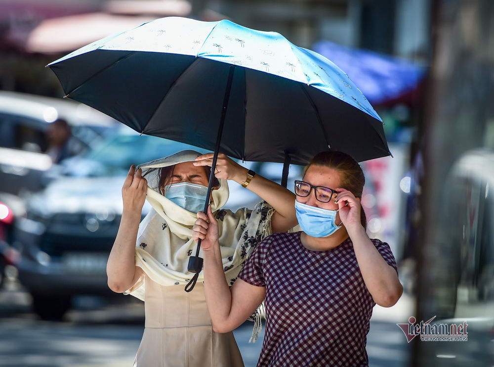 Người Sài Gòn chống chọi với nắng nóng kéo dài gần một tuần