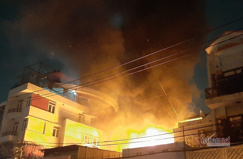Sau tiếng nổ, cửa hàng đồ cũ ở Sài Gòn cháy ngùn ngụt