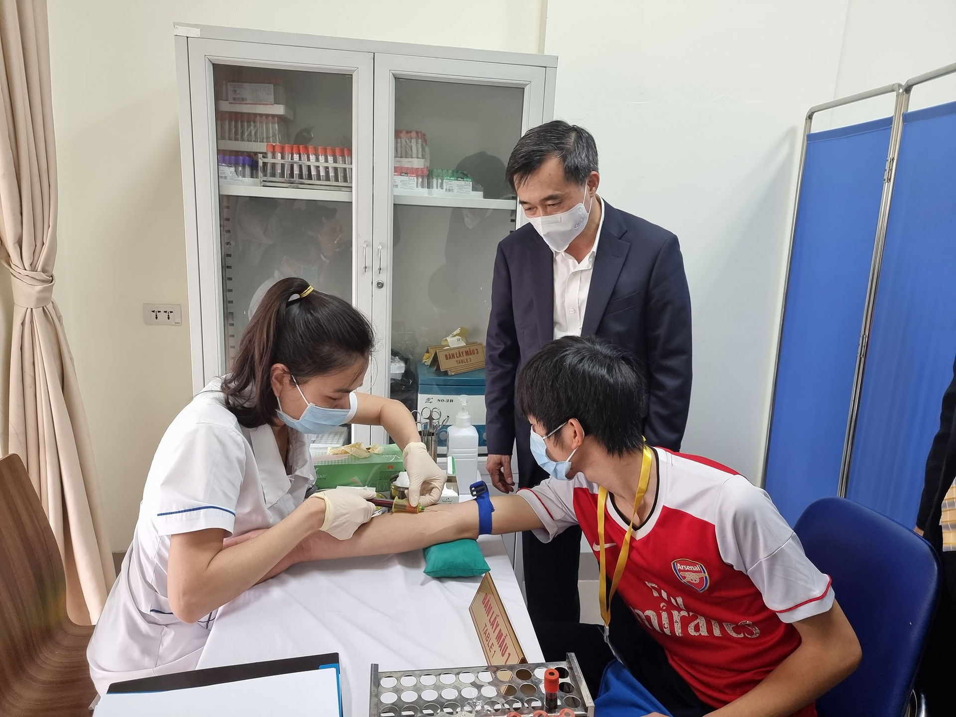 Hơn 24.000 người Việt Nam được tiêm vaccine COVID-19  - 1