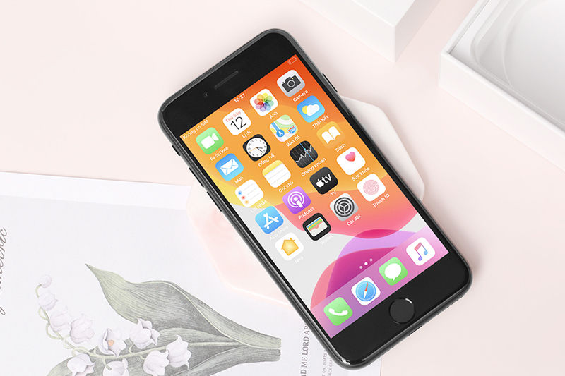 Điện thoại iPhone SE 2020 hiển thị sắc nét từng chi tiết
