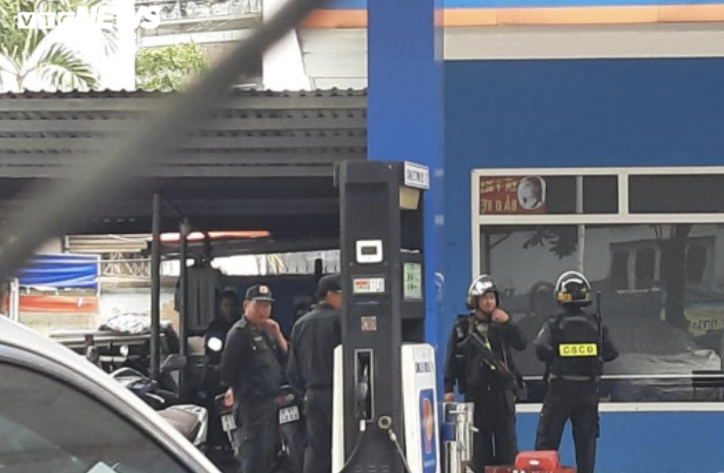 TP.HCM: Cảnh sát đang phong toả, kiểm tra cây xăng ở Gò Vấp - 2