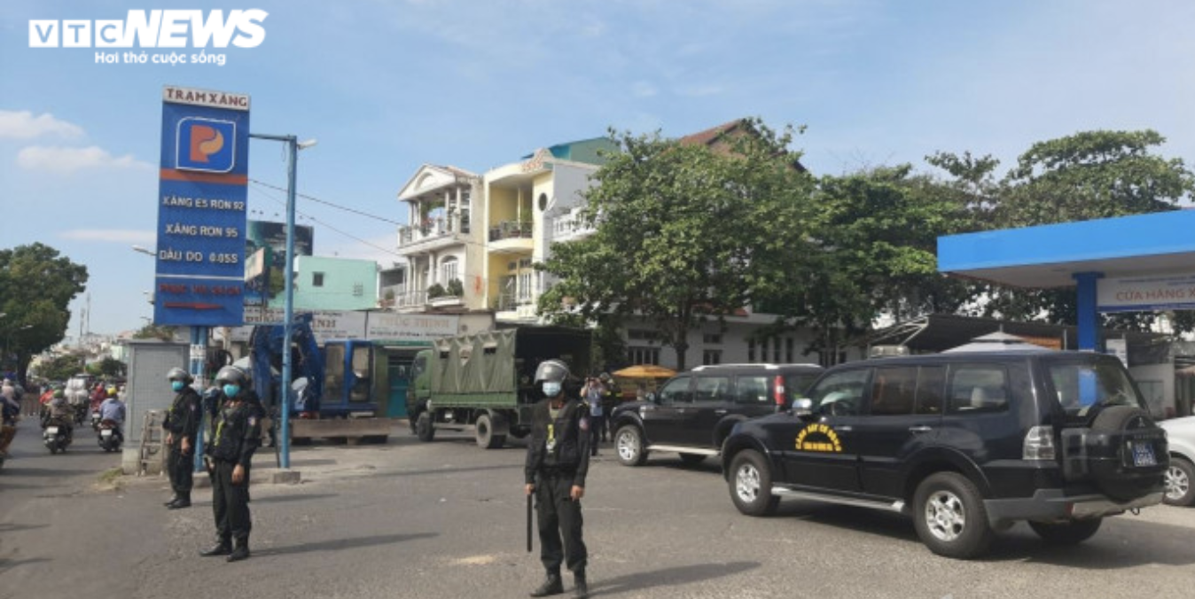 TP.HCM: Cảnh sát đang phong toả, kiểm tra cây xăng ở Gò Vấp - 1
