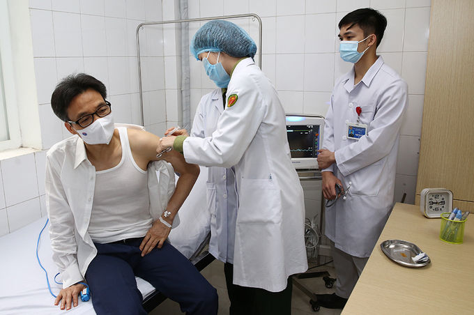 Phó thủ tướng Vũ Đức Đam tiêm thử mũi hai vaccine Nano Covax, sáng 26/3. Ảnh: ĐN