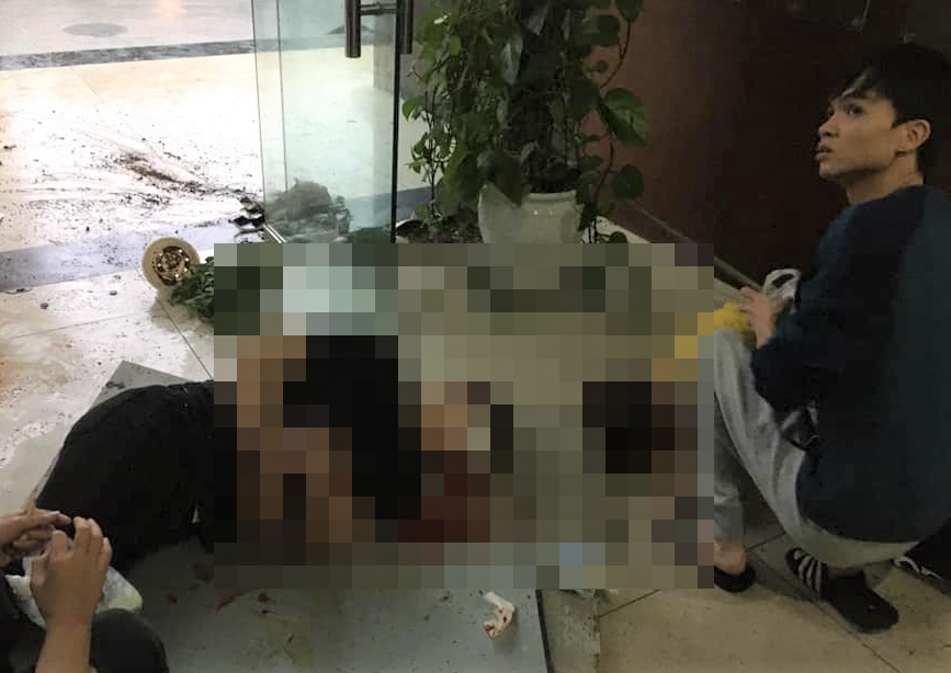 Sập trần chung cư ở Hà Nội, đôi nam nữ rơi xuống đất bị thương nặng - 1