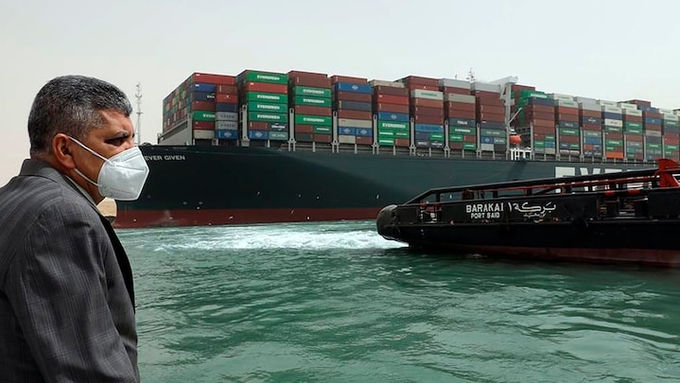 Tàu Ever Given mắc kẹt ở kênh đào Suez. Ảnh: AP
