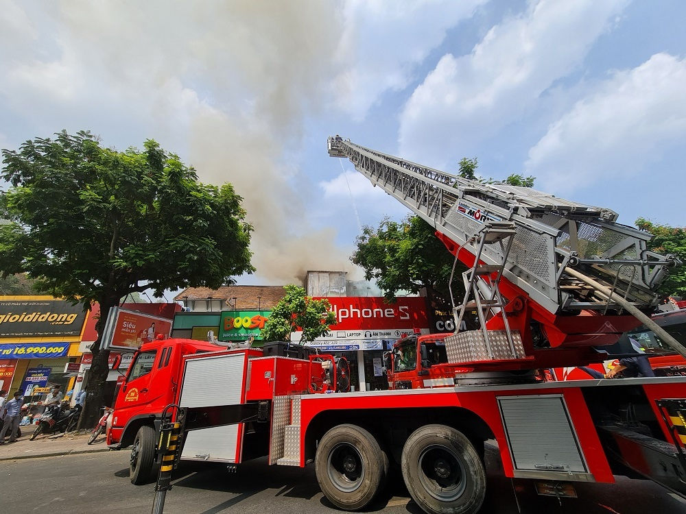 Cháy lớn sát trường học giữa trung tâm Sài Gòn, tức tốc sơ tán học sinh