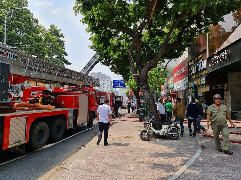 Cháy lớn sát trường học giữa trung tâm Sài Gòn, tức tốc sơ tán học sinh