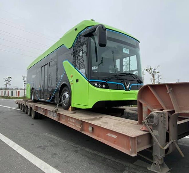Xuất hiện trên đường phố, xe buýt điện VinFast sắp hoạt động ở Hà Nội? - 1