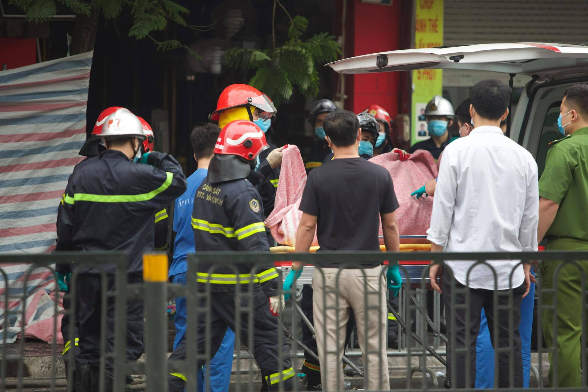 Hà Nội: Cháy lớn ở cửa hàng đồ sơ sinh, 4 người trong gia đình tử vong - 6