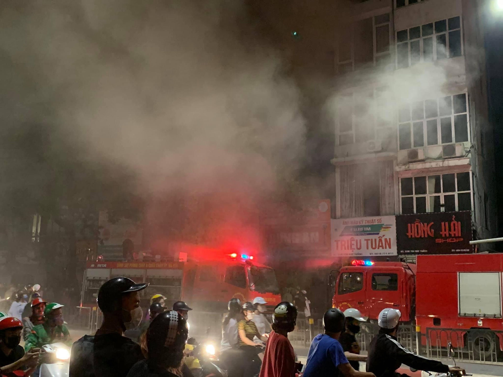 Hà Nội: Cháy lớn ở cửa hàng đồ sơ sinh, 4 người trong gia đình tử vong - 1