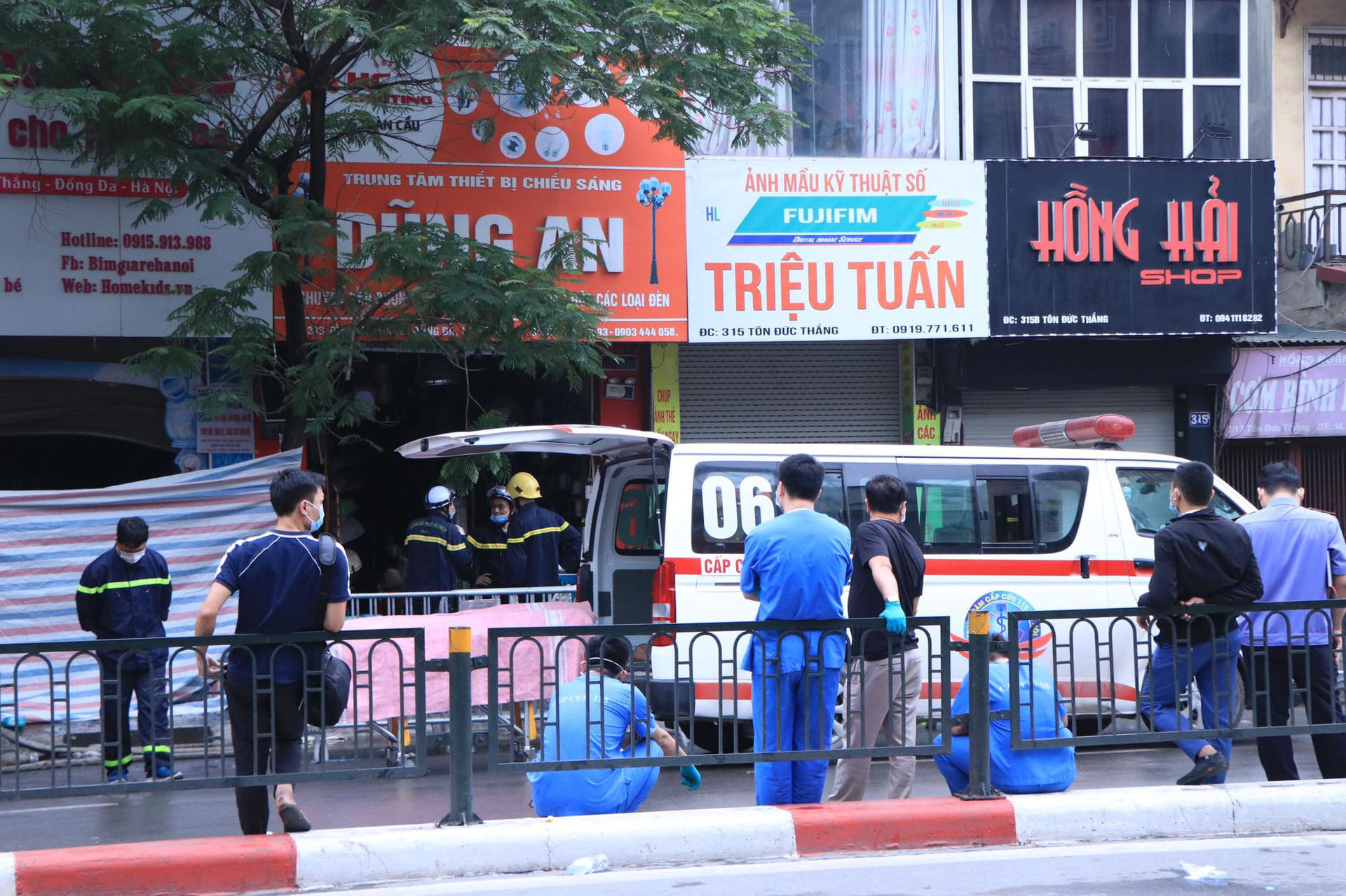 Hà Nội: Cháy lớn ở cửa hàng đồ sơ sinh, 4 người trong gia đình tử vong - 4
