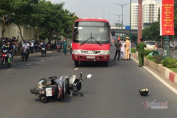 Xe buýt tông văng xe máy, cán chết người đàn ông ở TP Thủ Đức