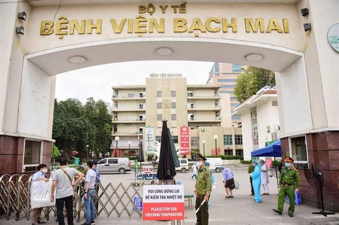 Giám đốc Bệnh viện Bạch Mai thừa nhận gần 200 cán bộ, nhân viên nghỉ việc - 1