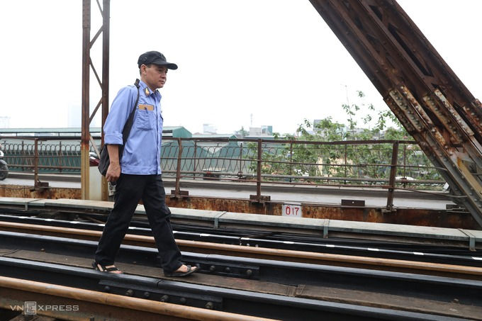 Nhân viên tuần đường sắt trên cầu Long Biên. Ảnh: Ngọc Thành.