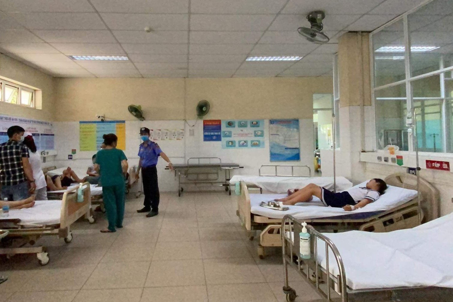 Đà Nẵng: Chơi đất nặn slam, 34 học sinh lớp 3 nhập viện - 1