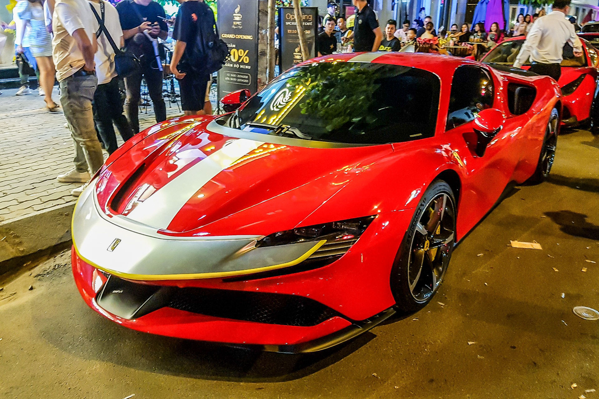 Can canh Ferrari SF90 Stradale anh 1