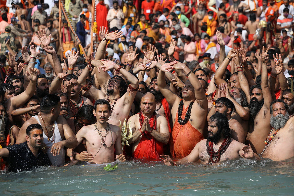 Người dân Ấn Độ tụ tập ngâm mình trên sông Hằng trong lễ Kumbh Mela ở Haridwar, ngày 14/4. Ảnh: Reuters