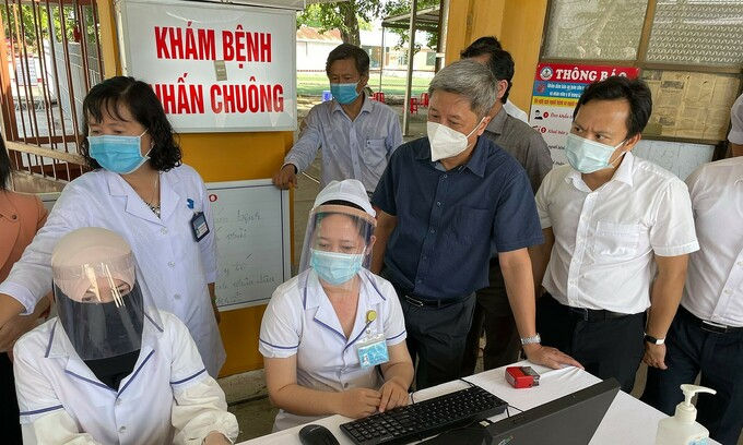Thứ trưởng Sơn (áo đen) kiểm tra công tác phòng chống dịch tại Trung tâm y tế huyện An Phú tỉnh An Giang. Ảnh: Tuấn Dũng.