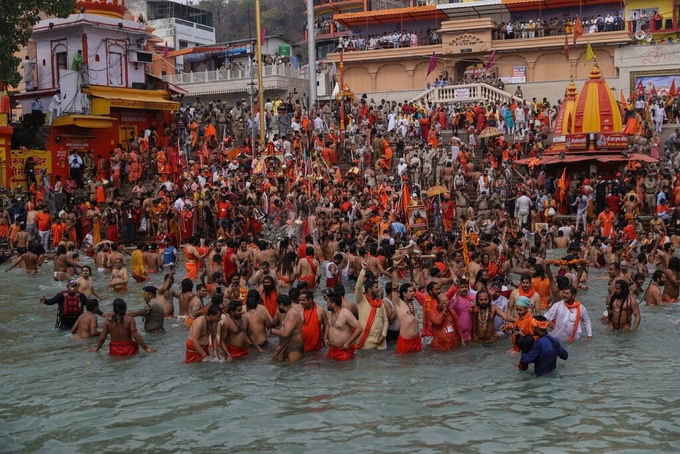 Các tín đồ Hindu tham dự lễ hội Kumbh Mela ở bang Uttarakhand vào đầu tháng 4. Ảnh:AP