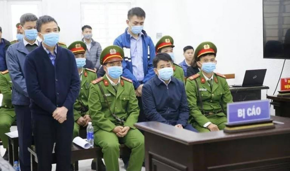 Cựu Chủ tịch UBND TP Hà Nội - Nguyễn Đức Chung (ngồi giữa) lĩnh án 5 năm tù giam vì chiếm đoạt tài liệu mật trong vụ án Nhật Cường.