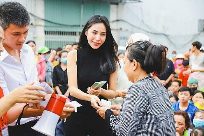 'Cạch mặt' cả showbiz Việt nhưng vì sao bà Phương Hằng lại lên tiếng bênh vực một mình Thủy Tiên? Ảnh 4