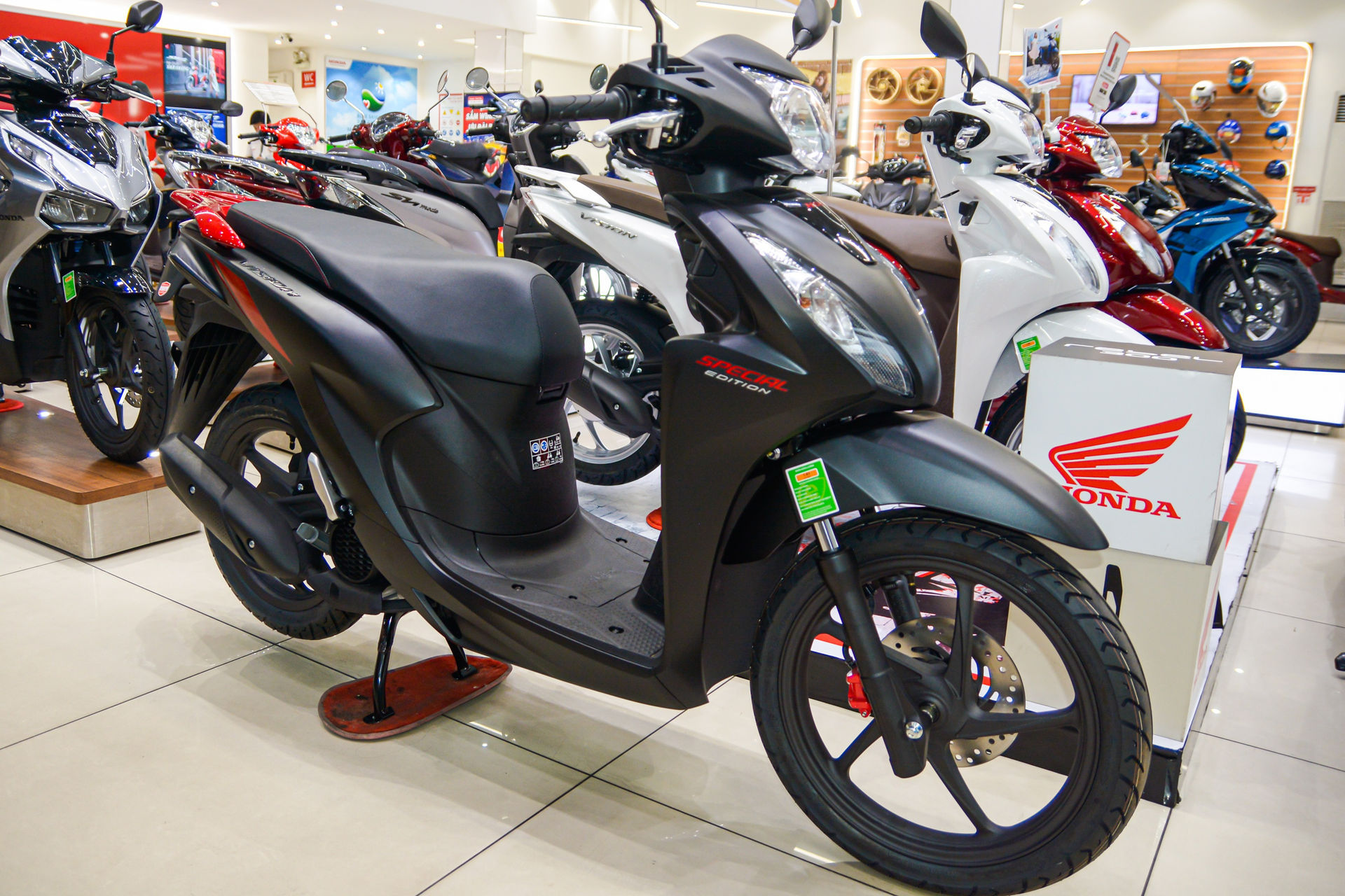 Honda Vision ban chay du gia cao anh 2