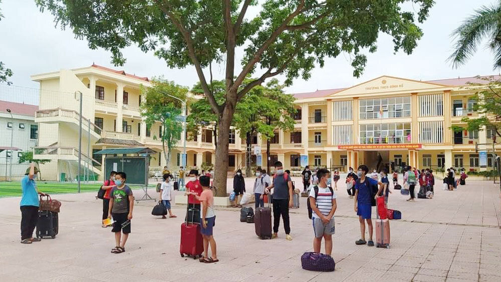 Một học sinh mắc COVID-19, Bắc Giang cách ly khẩn cấp 57 giáo viên, học sinh - 1