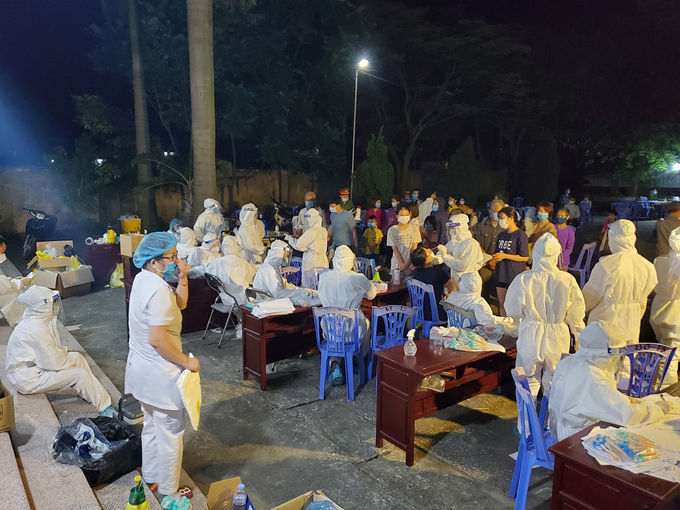 Nhân viên y tế từ khắp nơi được huy động về Mão Điền lấy mẫu xét nghiệm toàn dân trong đêm 7/5. Ảnh: Lê Thị Nhung.