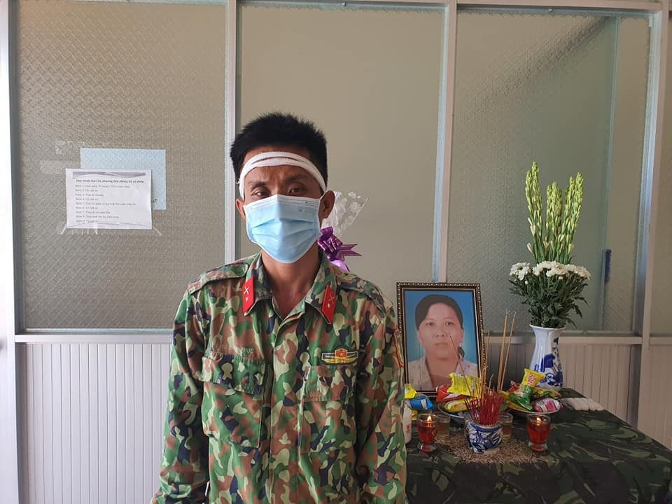 Chiến sỹ chịu tang mẹ trong khu cách ly: 'Hơn một năm rưỡi tôi chưa được gặp mẹ' - 1