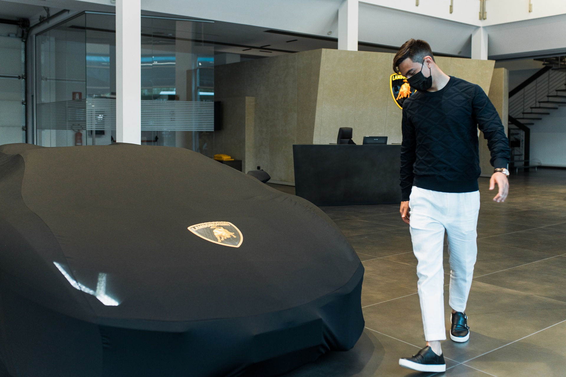 Paulo Dybala mua Lamborghini Aventador S Roadster anh 1