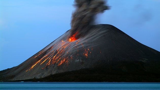 anak-krakatau-volcano-eru-001.jpg