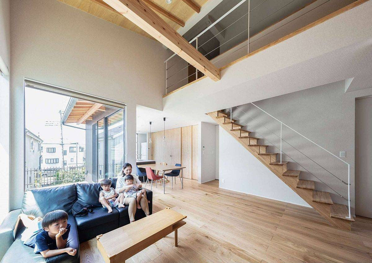 double-height-living-room-of-the-house-in-wood-and-white-with-ample-natural-light-43235.jpg