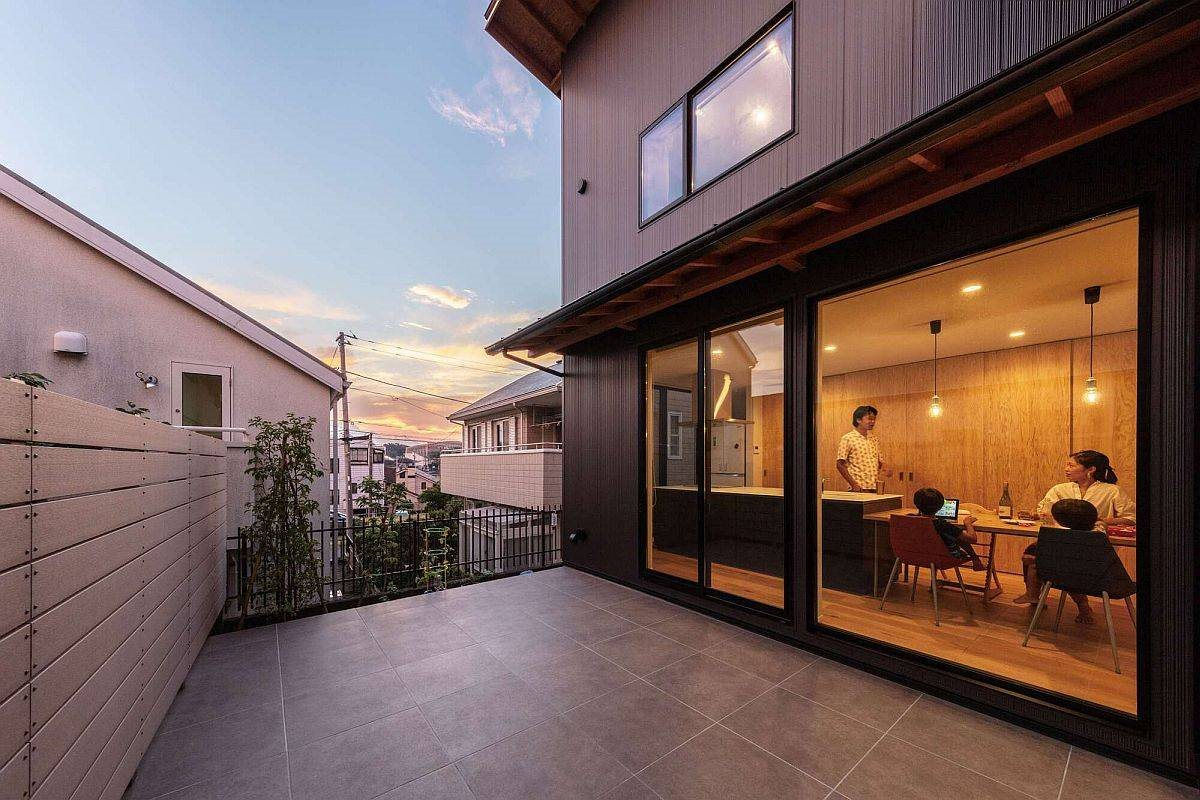 small-outdoor-deck-of-the-modern-japanese-home-with-smart-contrasts-87775.jpg