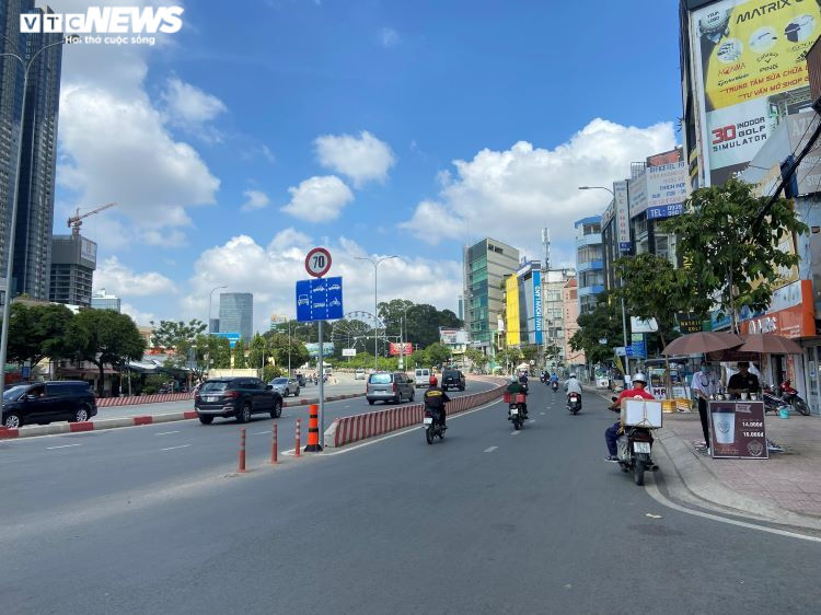 Ảnh: Đường phố Sài Gòn lác đác người trong ngày đầu tiên giãn cách xã hội - 10