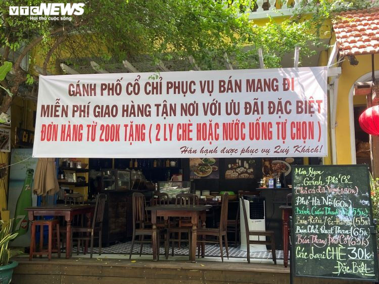 Ảnh: Đường phố Sài Gòn lác đác người trong ngày đầu tiên giãn cách xã hội - 8