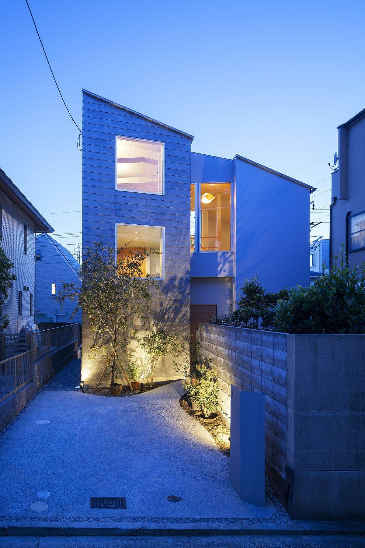 beautifully-illuminated-entry-of-the-modern-japanese-home-23840.jpg