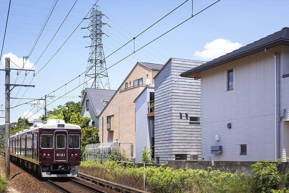 look-at-the-busy-and-congested-neighborhood-arounc-house-in-shukugawa-by-fujiwaramuro-architects-14121.jpg