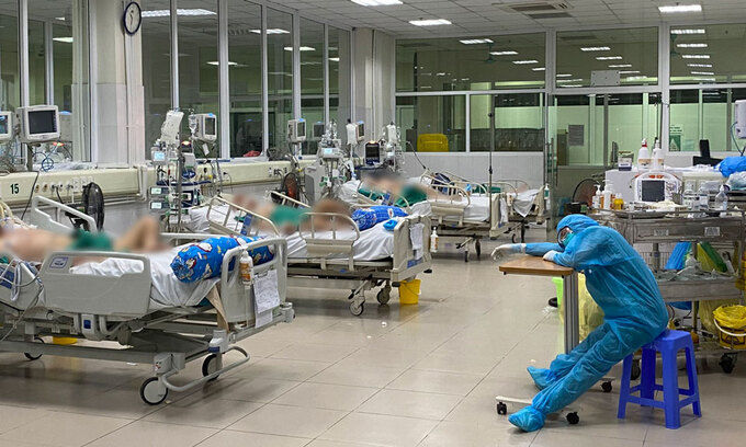 Điều dưỡng khoa ICU tranh thủ ngủ mệt trong một ca trực đêm cuối tháng 5. Ảnh: BVCC.