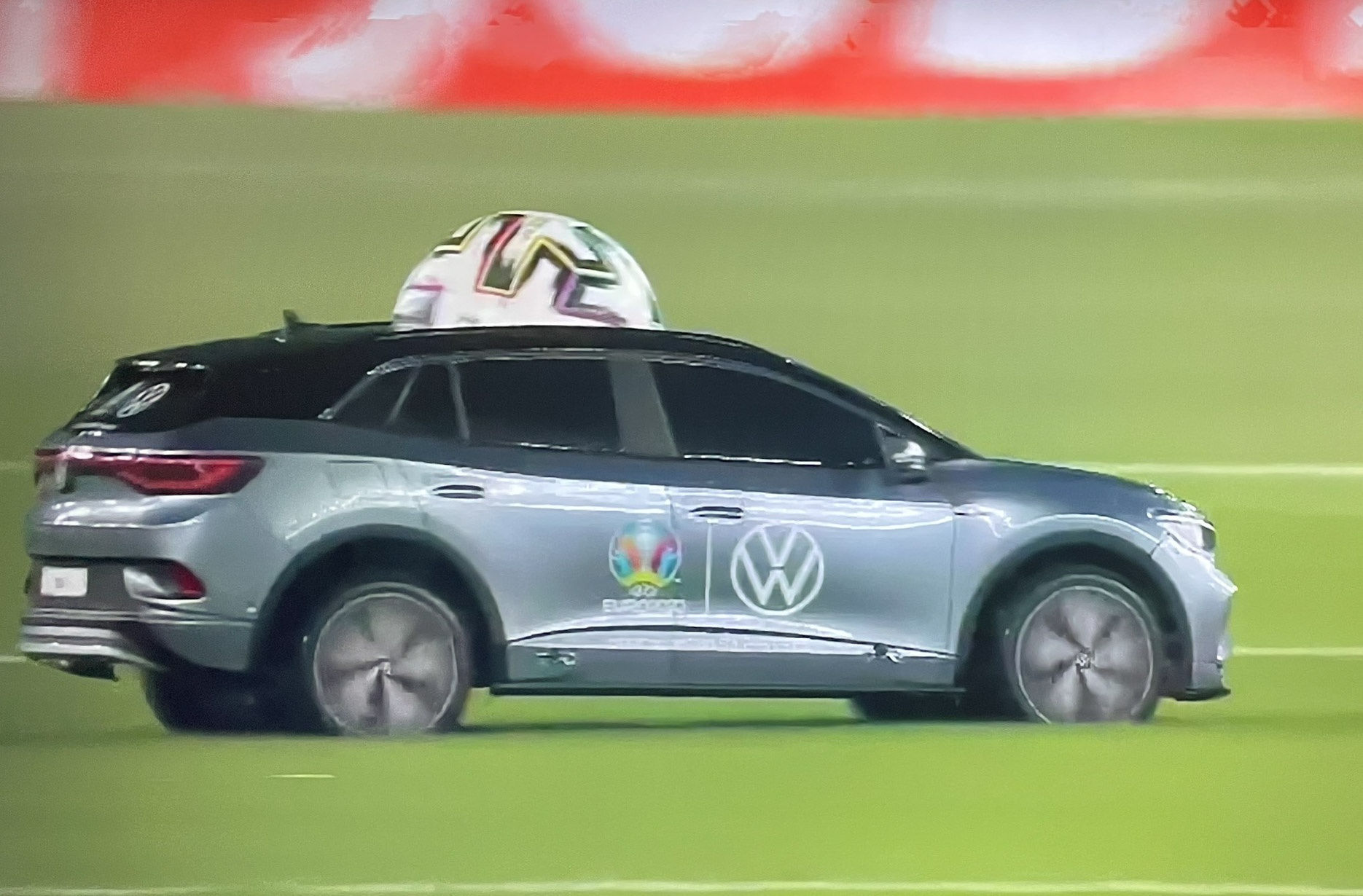 Xe cho bong cua Volkswagen tai Euro 2020 anh 1