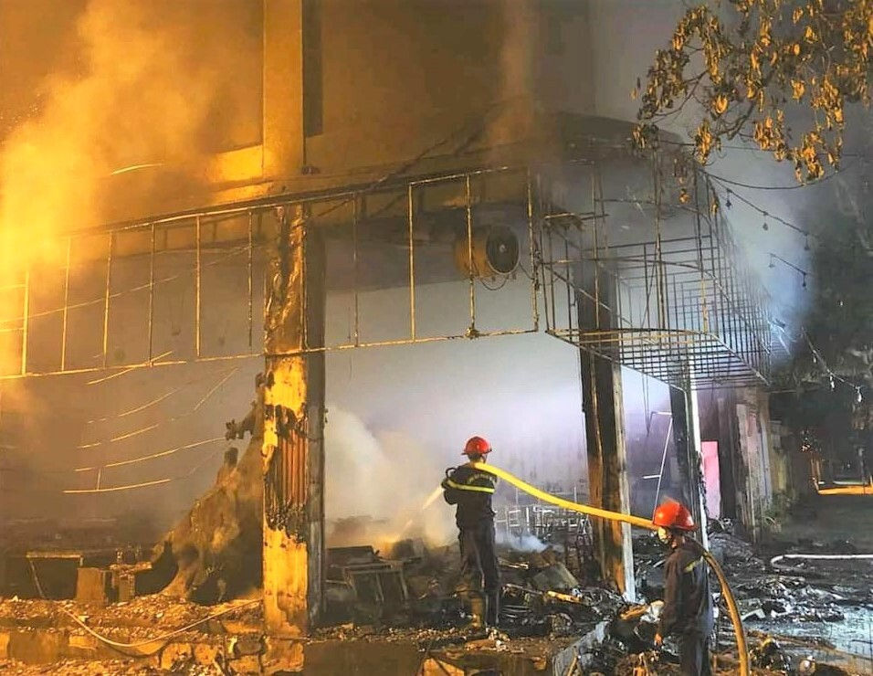 Phòng trà ở TP Vinh cháy dữ dội, ít nhất 6 người thiệt mạng - 7